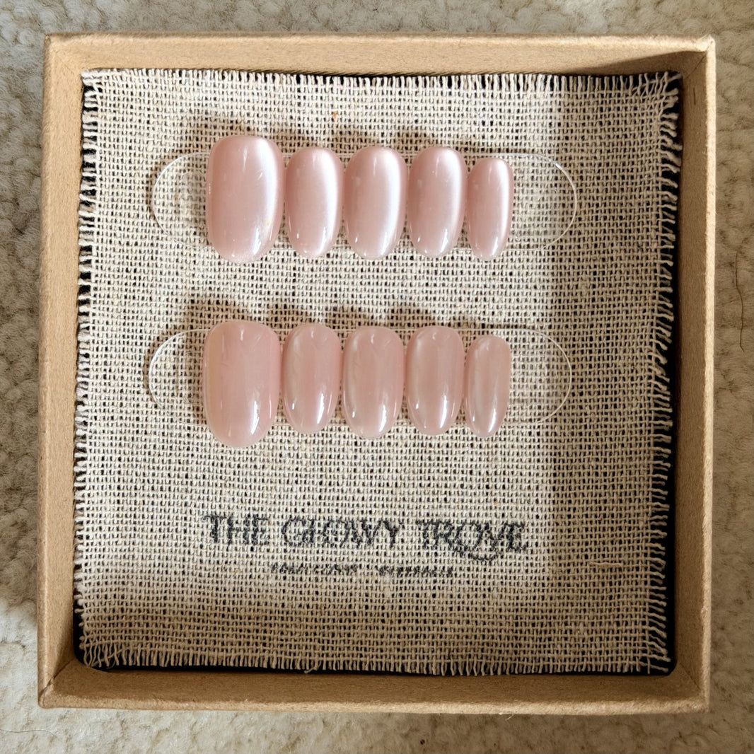 Blush Pearl Cateye press-on nails - Short Oval