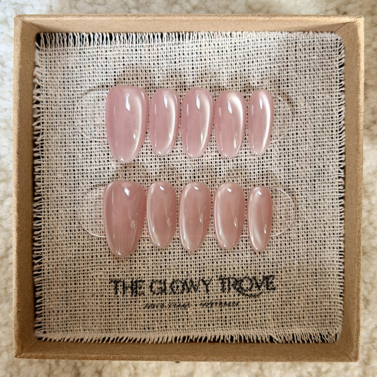 Blush Pearl Cateye press-on nails - Medium Oval