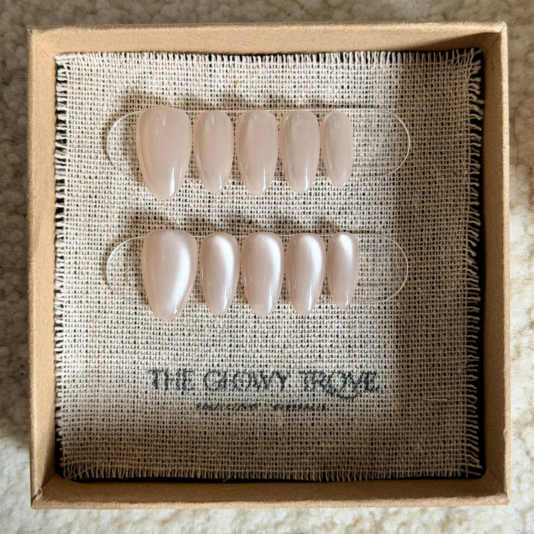 Champagne Cateye press-on nails - Short Almond