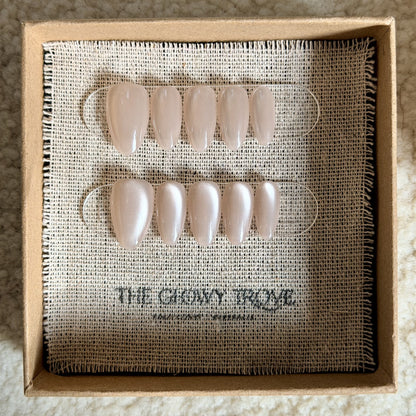 Champagne Cateye press-on nails - Short Almond