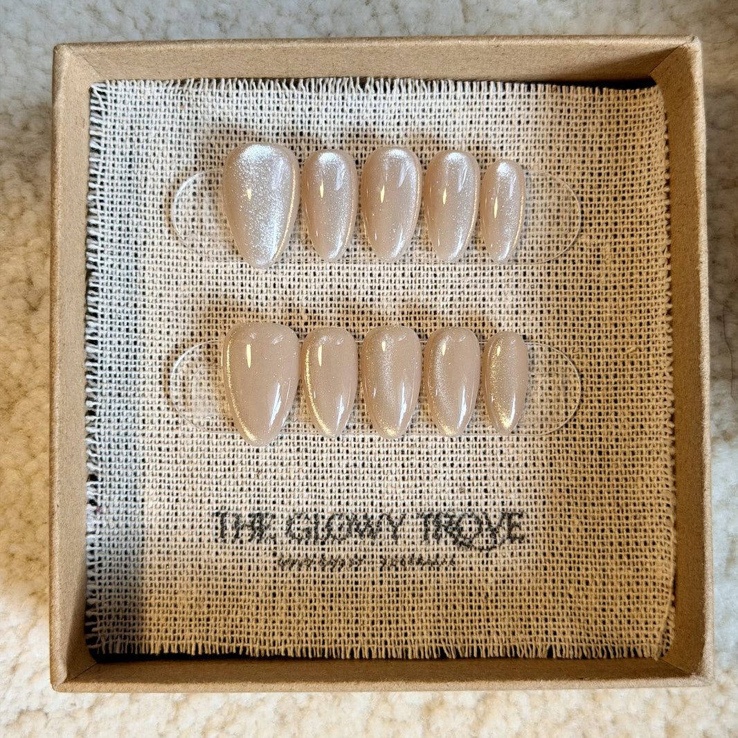 Moonlight Cateye press-on nails - Short Almond